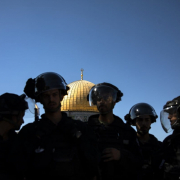 Izraelio kariai užpuola Al Aqsa mečetėje besimeldžiančius tikinčiuosius