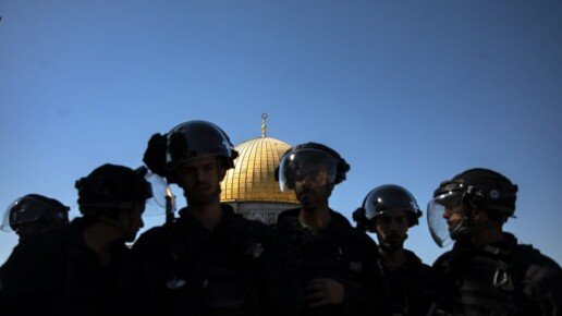 Izraelio kariai užpuola Al Aqsa mečetėje besimeldžiančius tikinčiuosius