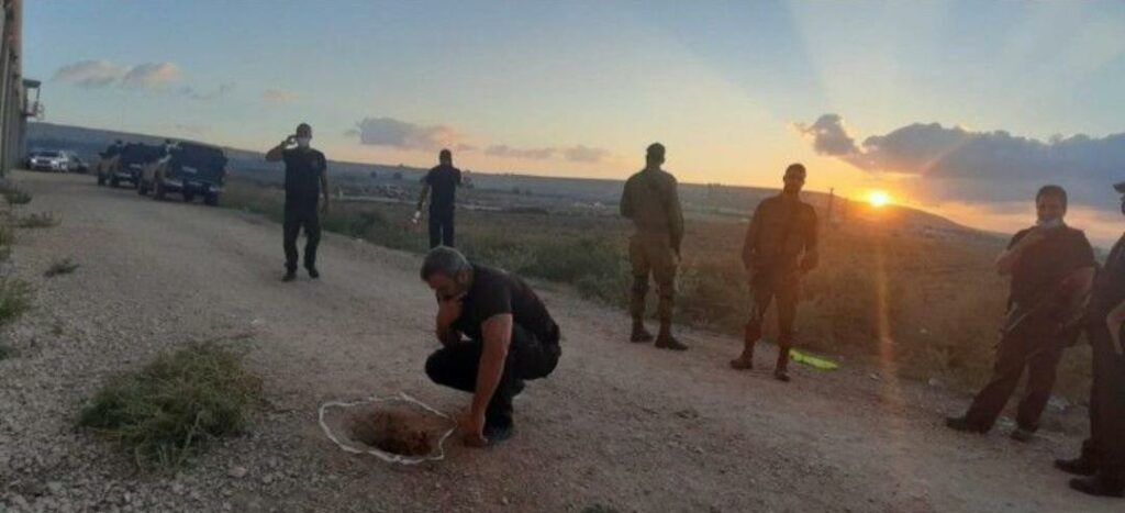 Kolonisto kariai žiūri į skylę, pro kurią laisvėn pabėgo šeši Palestinos laisvės kovotojai.