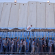 Palestiniečiai viename iš šimtų Palestiną dengiančių Izraelio karinių patikros punktų