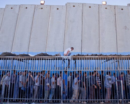 Palestiniečiai viename iš šimtų Palestiną dengiančių Izraelio karinių patikros punktų