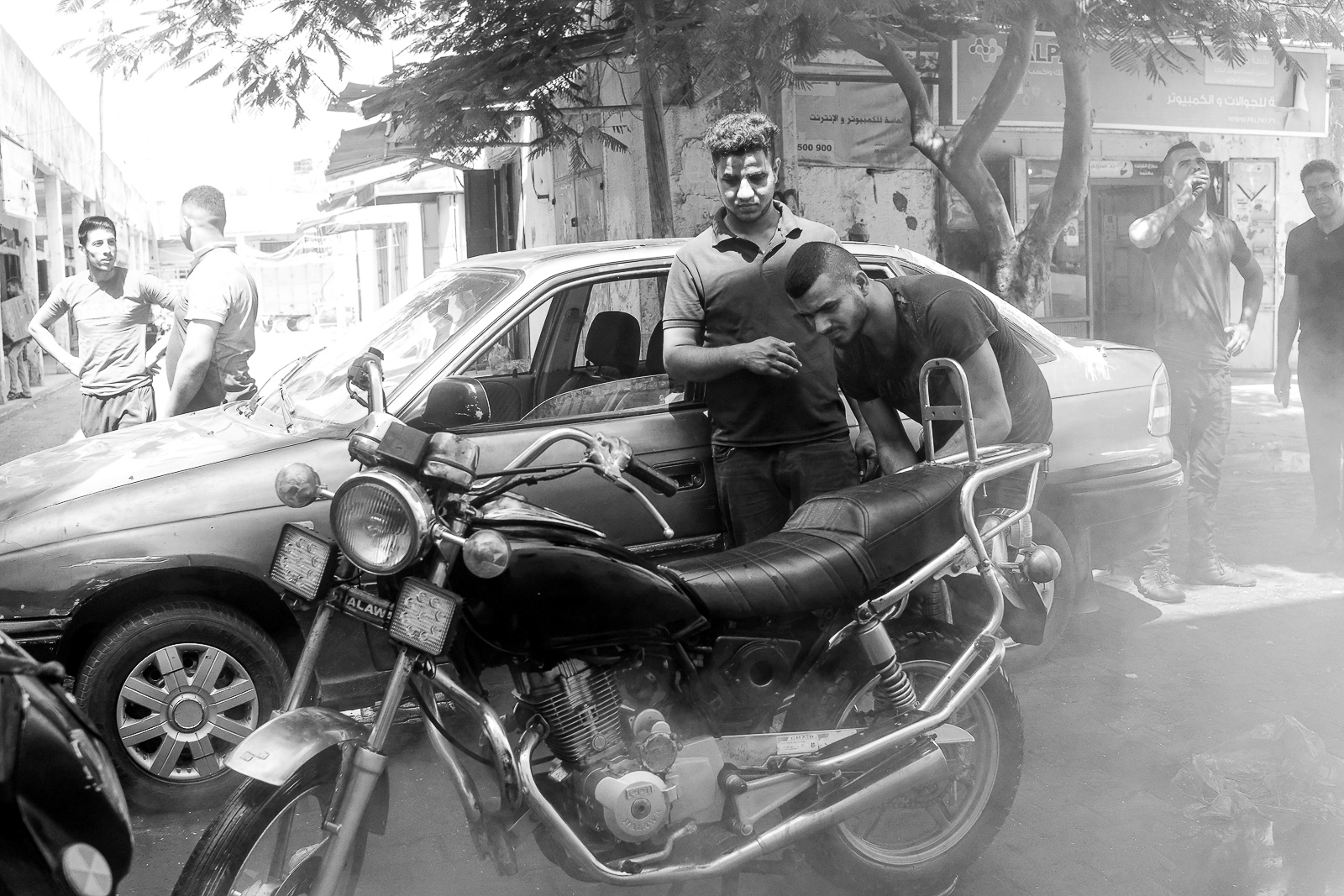 Mechanikas apžiūri motociklą prieš pradėdamas gedimo šalinimą. 2021 m. rugsėjo 16 d. Nuotrauka: Mahmoud Nasser