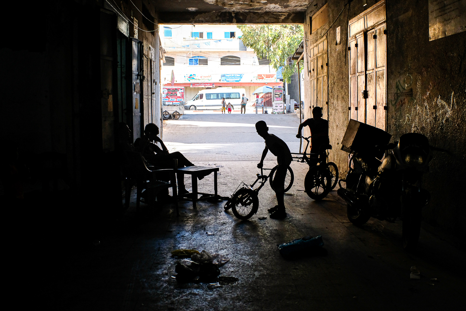 Vaikai su dviračiais Beit Hanoun turguje. 2021 m. rugsėjo 17 d. Nuotrauka: Mahmoud Nasser.