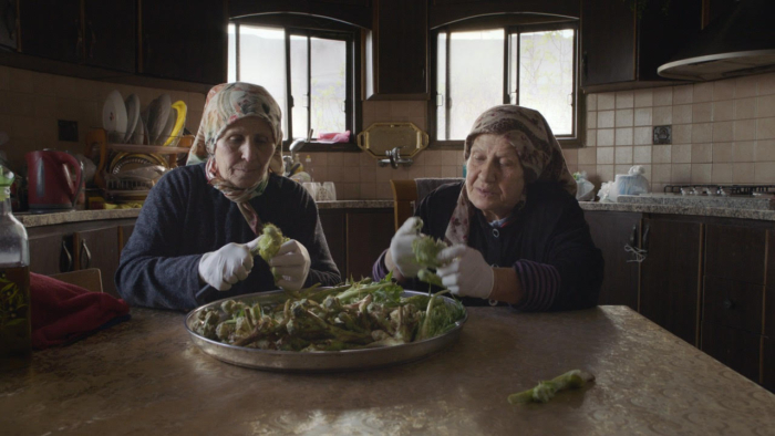 Močiutės ruošia vakarienę. Kadras iš filmo „Rankiotojai“ (FORAGERS), Palestina