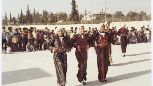 Mokiniai, šokantys Dabkeh su el-Funoun trupės nariais, Jerichas, 1980 m.