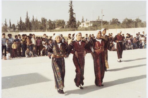 Mokiniai, šokantys Dabkeh su el-Funoun trupės nariais, Jerichas, 1980 m.