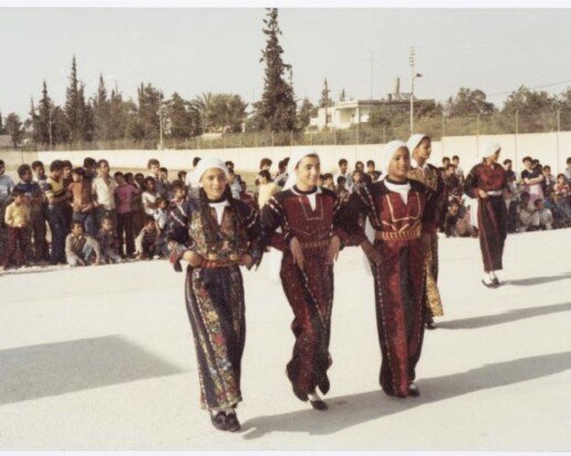 Mokiniai, šokantys Dabkeh su el-Funoun trupės nariais, Jerichas, 1980 m.