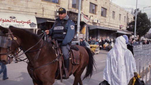 Izraelio kareivis palestiniečių gyvenamajame rajone šalia Jeruzalės senamiesčio penktadienio pamaldų metu