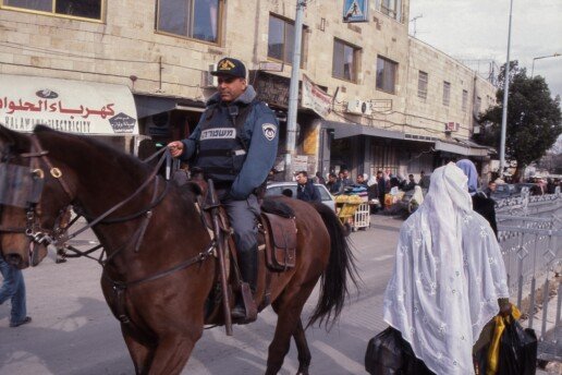 Izraelio kareivis palestiniečių gyvenamajame rajone šalia Jeruzalės senamiesčio penktadienio pamaldų metu