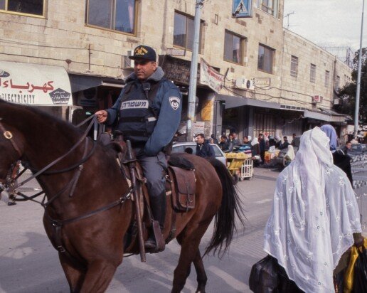 Izraelio kareivis palestiniečių gyvenamajame rajone šalia Jeruzalės senamiesčio penktadienio pamaldų metu