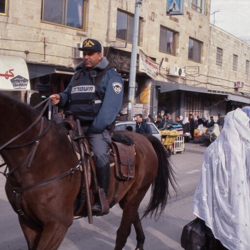 Izraelio kareivis palestiniečių gyvenamajame rajone šalia Jeruzalės senamiesčio penktadienio pamaldų metu