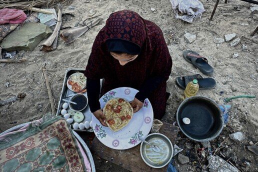 Palestinietė ruošia maistą tarp griuvėsių Chan Junise (Gaza)